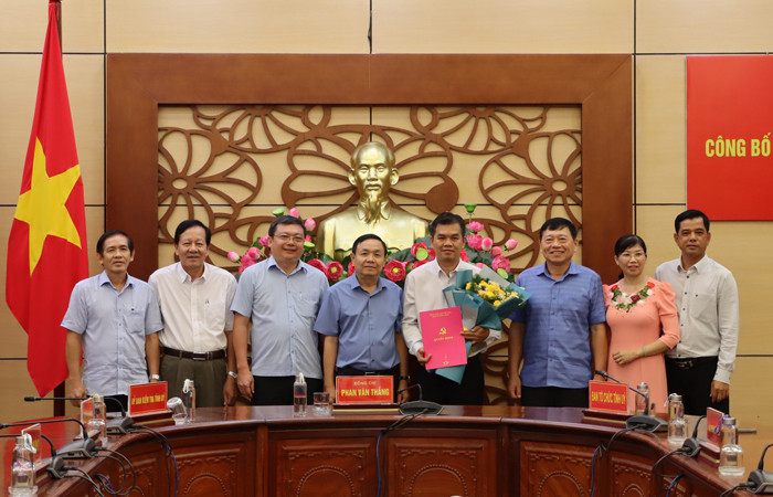 Ông Phan Văn Thắng - Phó Bí thư Thường trực Tỉnh ủy, Chủ tịch HĐND tỉnh Đồng Tháp (thứ tư từ trái sang) trao quyết định bổ nhiệm cán bộ. Ảnh: Ánh Nguyệt