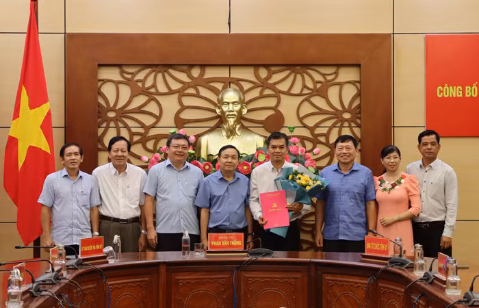Ông Phan Văn Thắng - Phó Bí thư Thường trực Tỉnh ủy, Chủ tịch HĐND tỉnh Đồng Tháp (thứ tư từ trái sang) trao quyết định bổ nhiệm cán bộ. Ảnh: Ánh Nguyệt Ông Phan Văn Thắng - Phó Bí thư Thường trực Tỉnh ủy, Chủ tịch HĐND tỉnh Đồng Tháp (thứ tư từ trái sang) trao quyết định bổ nhiệm cán bộ. Ảnh: Ánh Nguyệt