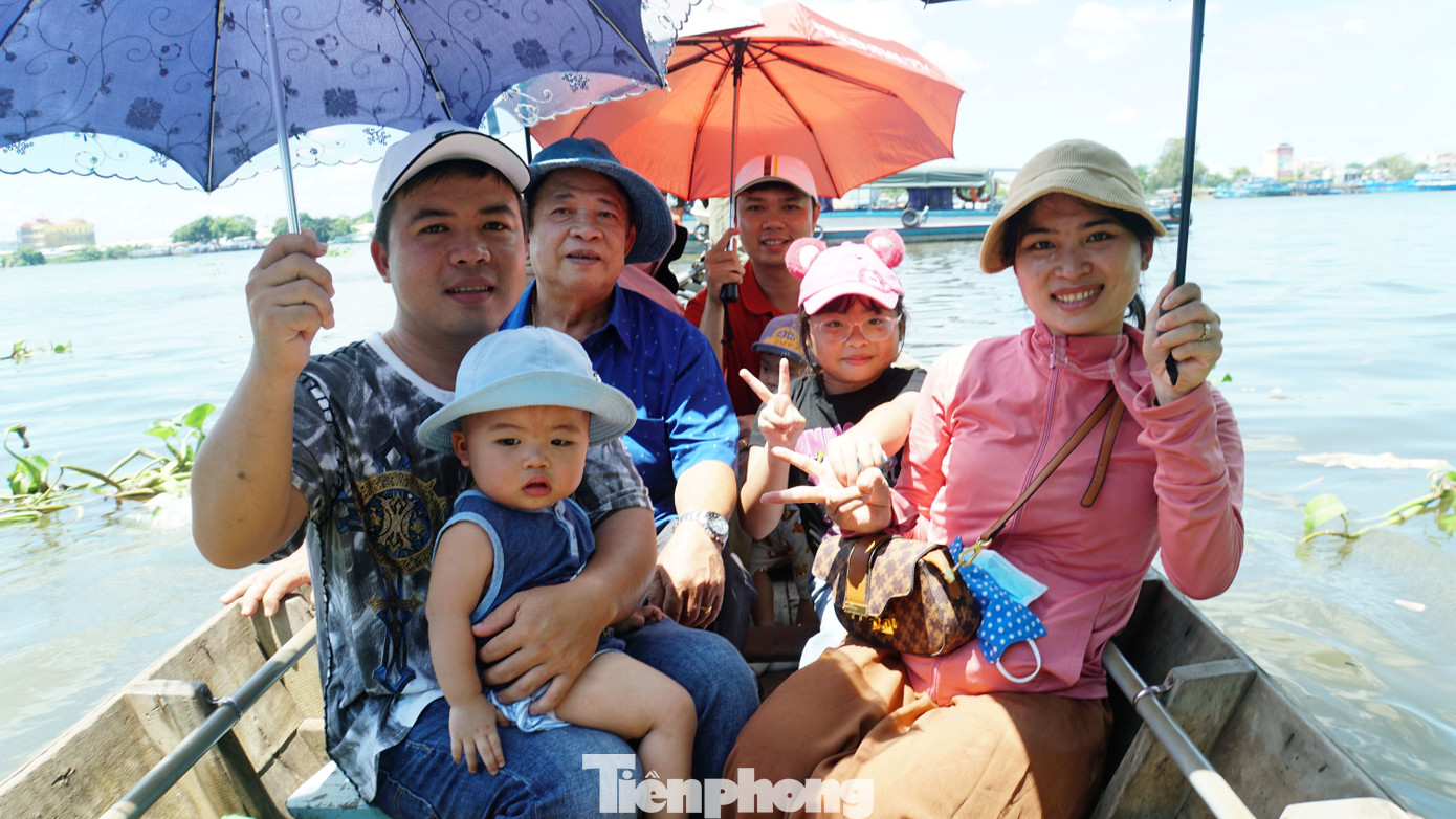 Du khách đi bằng ghe nhỏ len lỏi vào rạch để tham quan cồn Sơn. Ảnh: Hòa Hội. Du khách đi bằng ghe nhỏ len lỏi vào rạch để tham quan cồn Sơn. Ảnh: Hòa Hội.