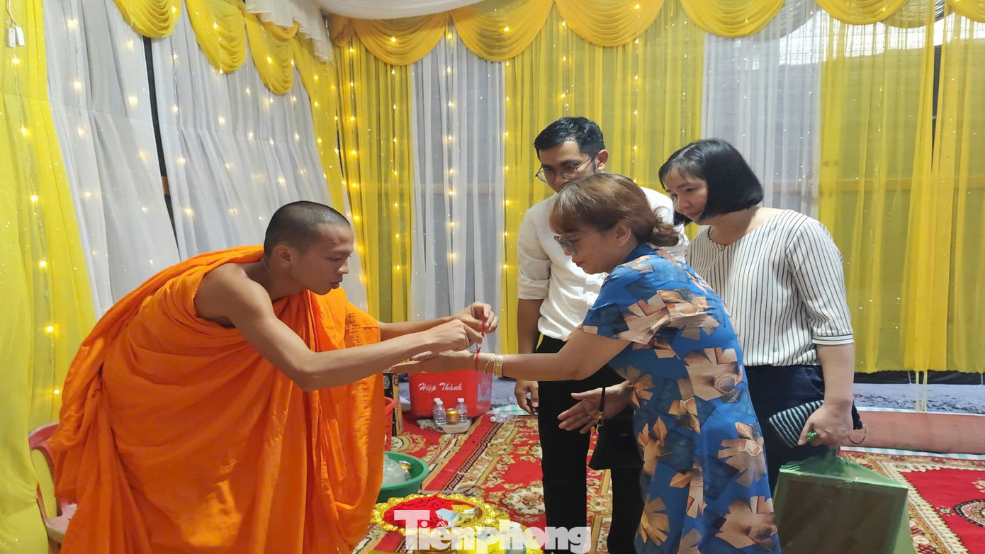 Sư trong chùa đeo chỉ đỏ cho du khách cầu mong may mắn, bình an và thể hiện sự đoàn kết, gắn bó của cộng đồng. Ảnh: Hòa Hội. Sư trong chùa đeo chỉ đỏ cho du khách cầu mong may mắn, bình an và thể hiện sự đoàn kết, gắn bó của cộng đồng. Ảnh: Hòa Hội.