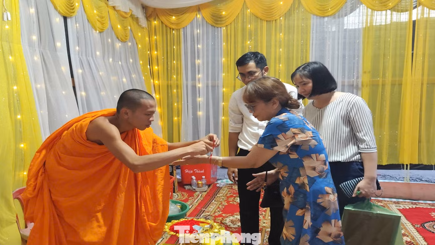 Sư trong chùa đeo chỉ đỏ cho du khách cầu mong may mắn, bình an và thể hiện sự đoàn kết, gắn bó của cộng đồng. Ảnh: Hòa Hội.