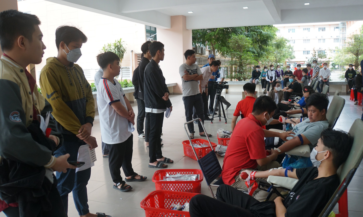 Sáng sớm, thời tiết miền Tây se lạnh nhưng không khí ngày hội trở nên sôi động và ấm áp với sự tham gia của hàng trăm bạn sinh viên đến chia sẻ giọt máu của mình cho cộng đồng. Ảnh: Hòa Hội