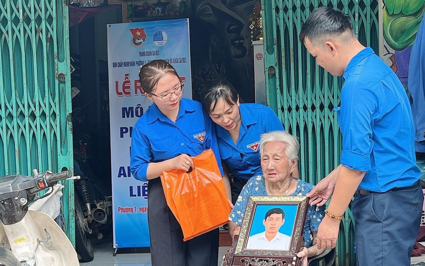 Bạn trẻ ở TP Sa Đéc phục hồi di ảnh liệt sĩ - con trai bà Nguyễn Thị Lệ.