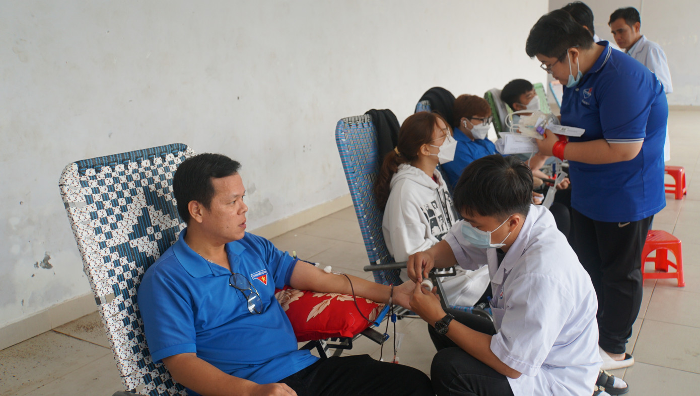 Cán bộ nhiệt tình tham gia Chủ nhật Đỏ