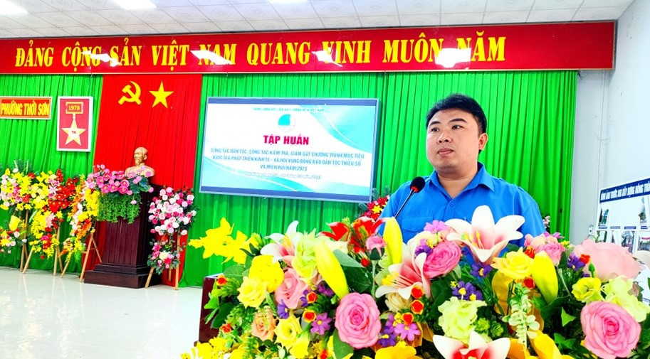 Anh Đỗ Minh Sang - Phó Bí thư Tỉnh Đoàn, Chủ tịch Hội LHTN Việt Nam tỉnh An Giang phát biểu tại buổi tập huấn. Anh Đỗ Minh Sang - Phó Bí thư Tỉnh Đoàn, Chủ tịch Hội LHTN Việt Nam tỉnh An Giang phát biểu tại buổi tập huấn.