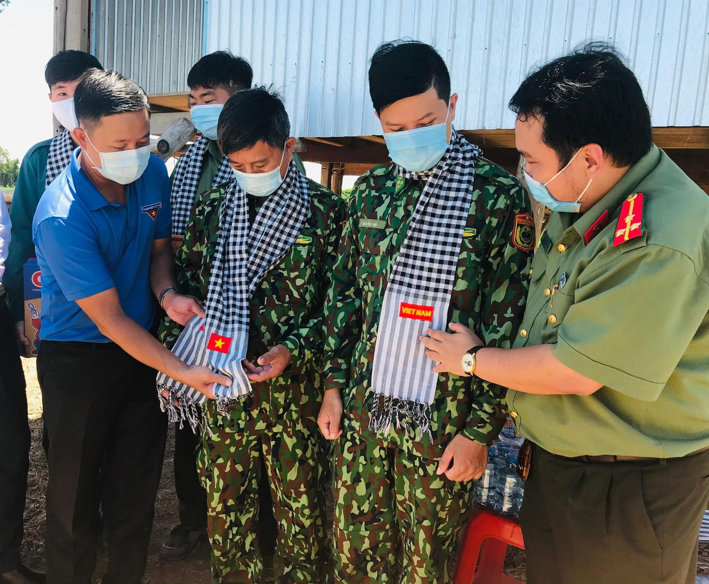 Đoàn công tác tặng khăn cho các chiến sỹ Đoàn công tác ở Cần Thơ chuẩn bị lên đường đi biên giới