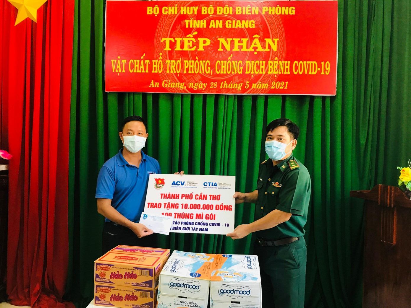 Anh Nguyễn Phương Tùng, Trưởng Ban Thanh niên công nhân và Đô thị Thành đoàn Cần Thơ (áo xanh) trao tặng vật chất hỗ trợ chiến sỹ phòng dịch COVID -19 cho Bộ chỉ huy Bộ đội biên phòng tỉnh An Giang. - Ảnh: TĐCT