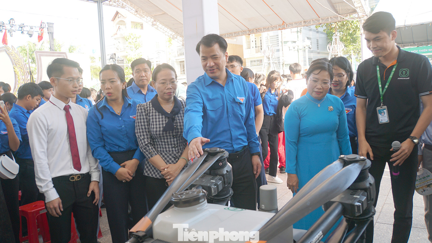 Triển lãm và hội chợ nói trên là không gian trưng bày sản phẩm của các dự án thanh niên khởi nghiệp; sản phẩm của các gương thanh niên đạt Giải thưởng Lương Định Của năm 2023; sản phẩm của thanh niên nông thôn tham gia phát triển kinh tế; sản phẩm đặc trưng, thế mạnh của tỉnh Sóc Trăng. Chương trình cũng có sự tham dự của sản phẩm của các gương thanh niên đã từng đạt Giải thưởng Lương Định Của qua các năm. Trong ảnh, Bí thư T.Ư Đoàn Ngô Văn Cương và các đại biểu tham quan sản phẩm trưng bày tại chương trình. Ảnh: Hòa Hội