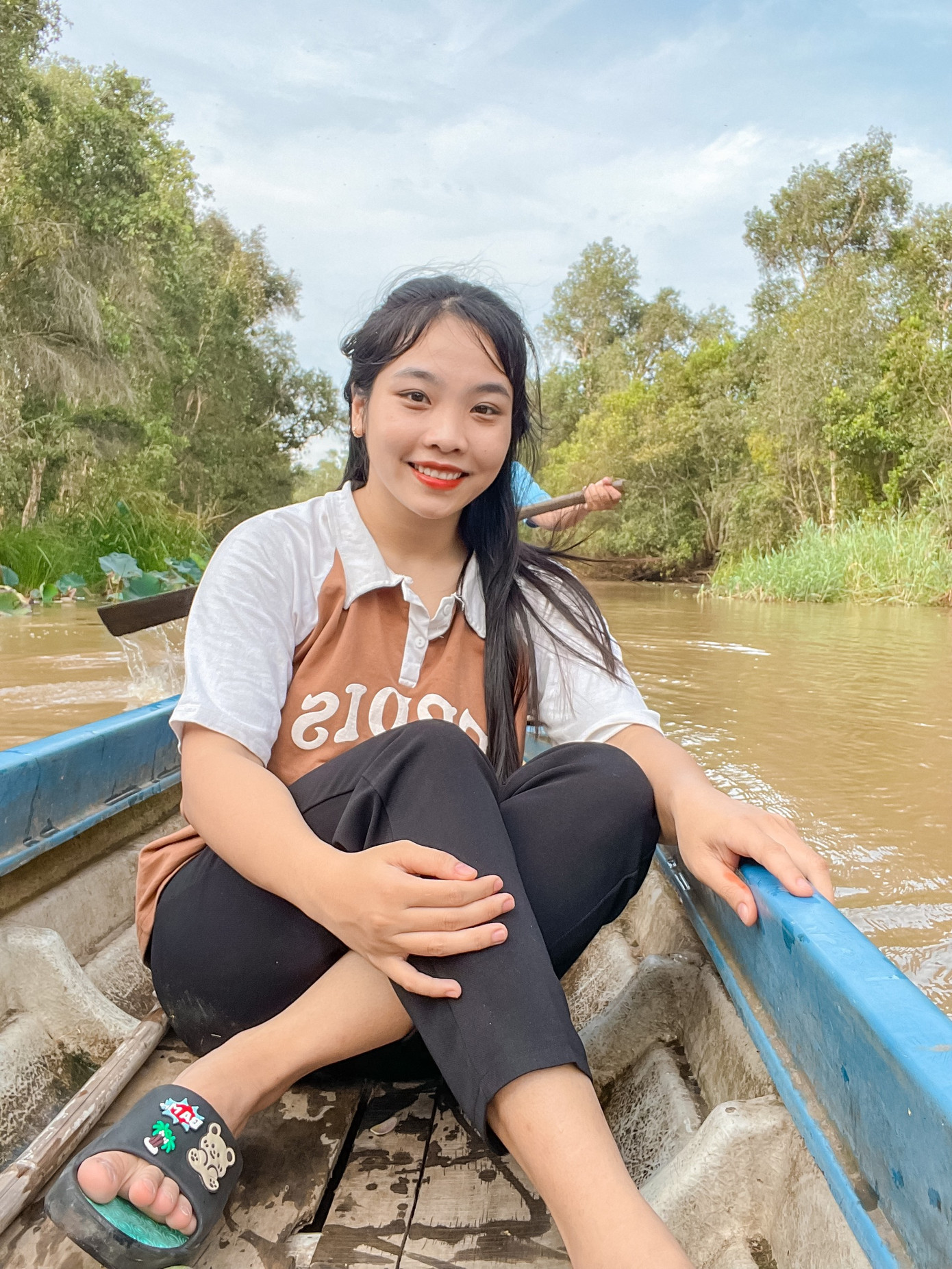 Ngân cho biết, cơ duyên đến với bộ môn Vovinam cũng khá bất ngờ, đó là vào năm học lớp 7, ở tỉnh đến trường tuyển chọn học sinh có năng khiếu tham gia. Lúc đó, em chưa biết gì về võ, nhưng mạnh dạn đăng ký. Huấn luyện viên kiểm tra thể lực, thể hình và Ngân là người duy nhất của trường được tuyển chọn.