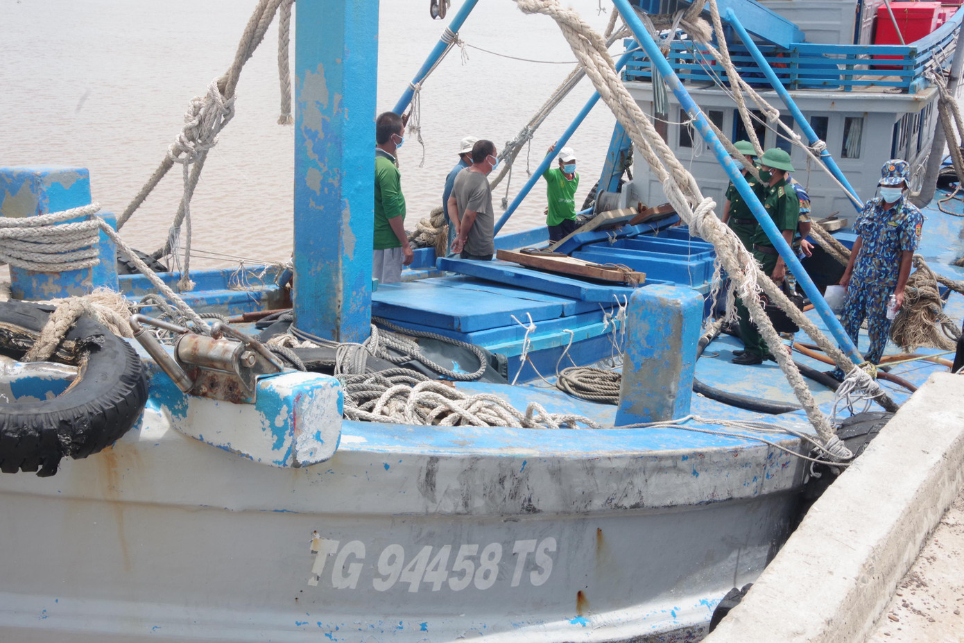 Tàu chở khoảng 40.000 lít dầu DO không rõ nguồn gốc