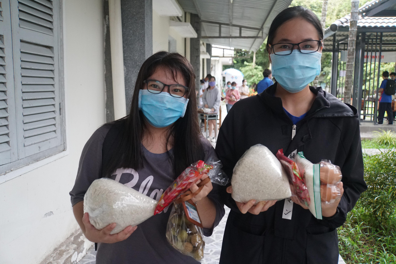 Cùng hoàn cảnh khó khăn, bạn Trịnh Thu Thủy, sinh viên năm 2, ngành quản trị dịch vụ du lịch và lữ hành, trước đây thời gian rảnh đi phục vụ tiệc cưới, đám tiệc để kiếm thêm thu nhập trang trải việc học nhưng giờ dịch bệnh bùng phát không ai thuê, trong khi cũng không thể về nhà do ở Kiên Giang dịch cũng đang phức tạp. Thu Thủy quê ở thành phố Hà Tiên (Kiên Giang) mẹ ở quê bán vé số, giờ tỉnh tạm dừng nên thất nghiệp, còn cha làm thuê gặp dịch bệnh nên cũng không làm ra tiền. "Giờ cha mẹ và em đều không làm ra tiền nên mọi thứ chắt chiu; phiên chợ 0 đồng trong lúc này giúp không chỉ giúp em mà còn nhiều bạn khác rất nhiều giảm chi phí sinh hoạt để vượt qua khó khăn", Thủy chia sẻ. Cùng hoàn cảnh khó khăn, bạn Trịnh Thu Thủy, sinh viên năm 2, ngành quản trị dịch vụ du lịch và lữ hành, trước đây thời gian rảnh đi phục vụ tiệc cưới, đám tiệc để kiếm thêm thu nhập trang trải việc học nhưng giờ dịch bệnh bùng phát không ai thuê, trong khi cũng không thể về nhà do ở Kiên Giang dịch cũng đang phức tạp. Thu Thủy quê ở thành phố Hà Tiên (Kiên Giang) mẹ ở quê bán vé số, giờ tỉnh tạm dừng nên thất nghiệp, còn cha làm thuê gặp dịch bệnh nên cũng không làm ra tiền. "Giờ cha mẹ và em đều không làm ra tiền nên mọi thứ chắt chiu; phiên chợ 0 đồng trong lúc này giúp không chỉ giúp em mà còn nhiều bạn khác rất nhiều giảm chi phí sinh hoạt để vượt qua khó khăn", Thủy chia sẻ.