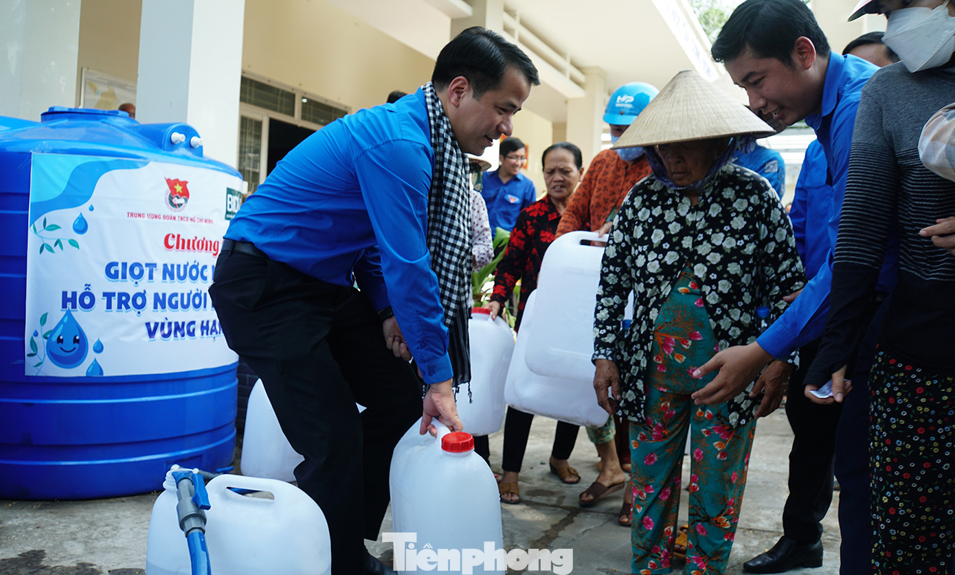 Anh Ngô Văn Cương hỗ trợ nước cho bà con tại Bến Tre. Ảnh: Hòa Hội Anh Ngô Văn Cương hỗ trợ nước cho bà con tại Bến Tre. Ảnh: Hòa Hội