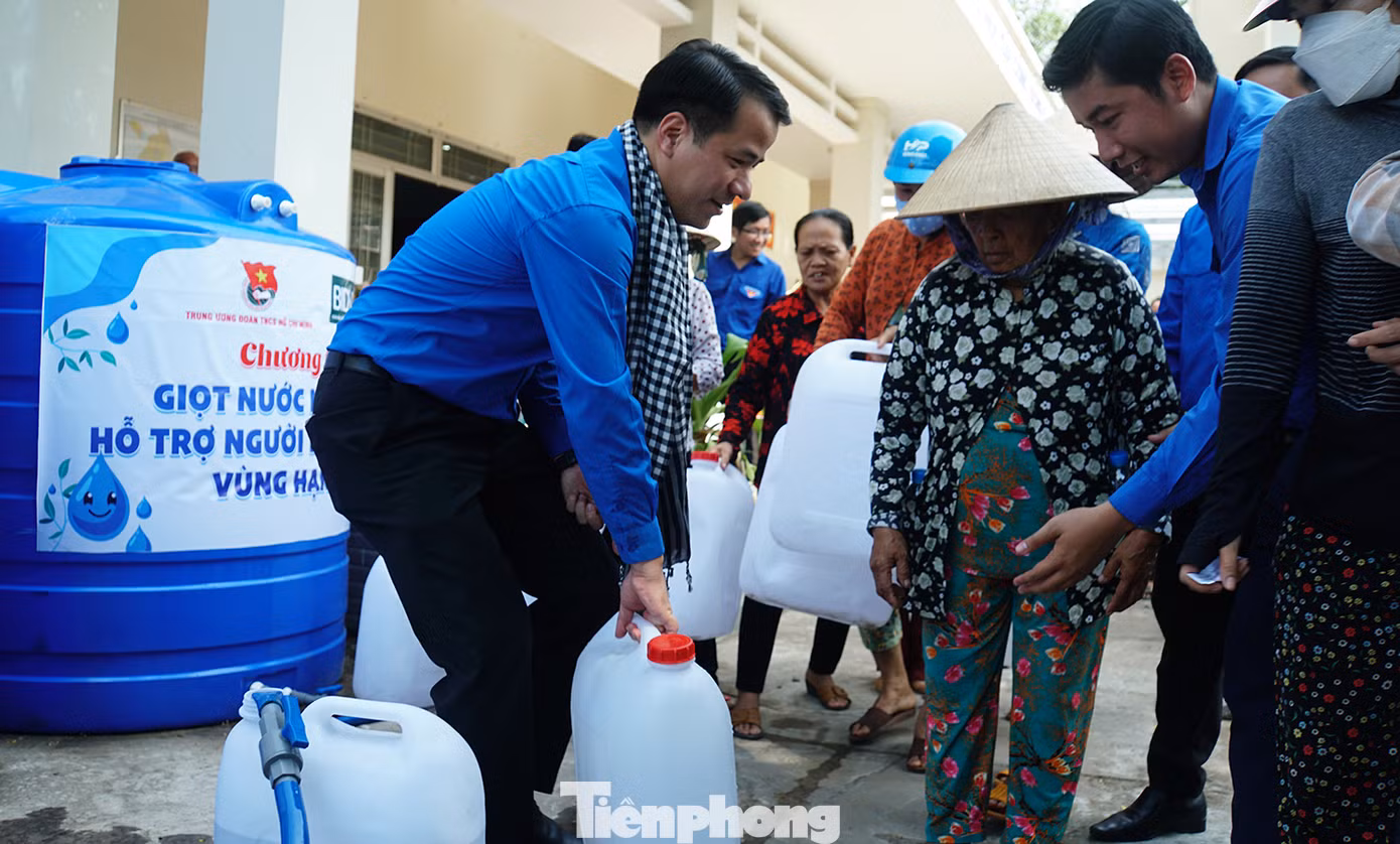 Anh Ngô Văn Cương hỗ trợ nước cho bà con tại Bến Tre. Ảnh: Hòa Hội
