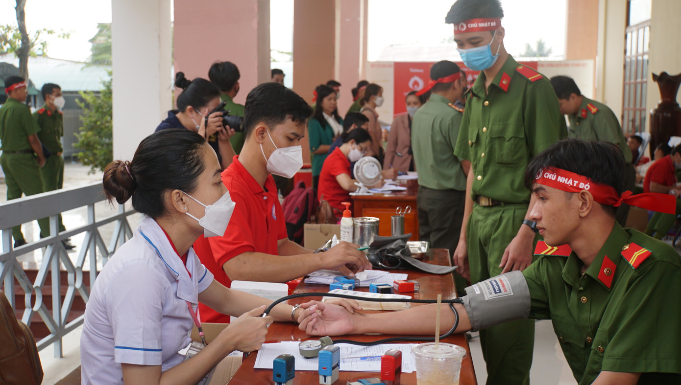 Các chiến sĩ nhiệt tình tham gia Chủ nhật Đỏ