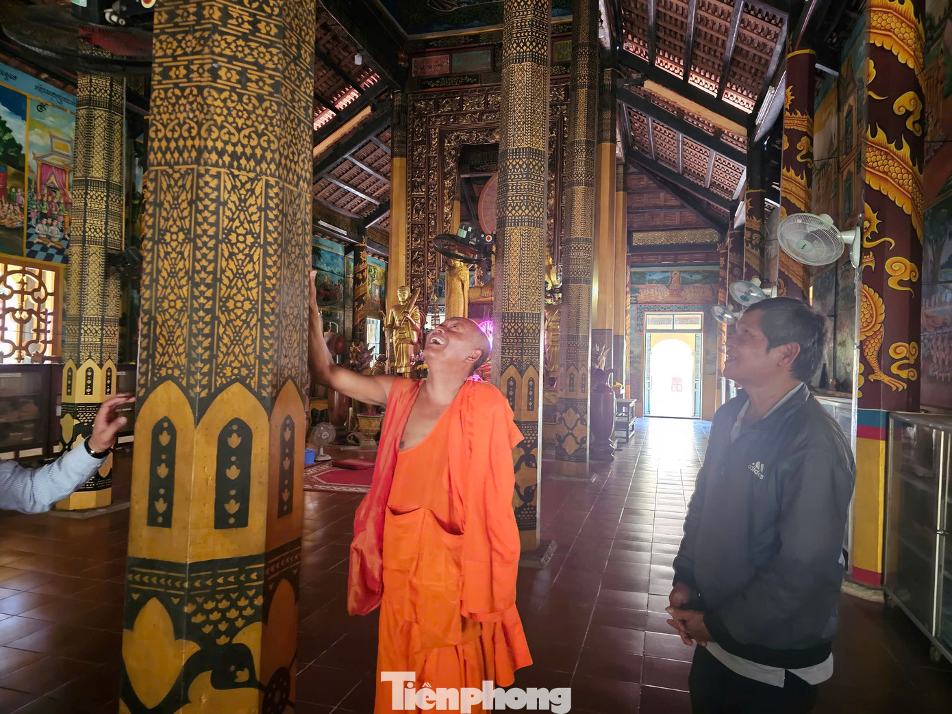 Khung sườn của chính điện gồm 12 cột chính bằng gỗ quý, trên những cột được trang trí hình tượng Phu chông (rồng). Ảnh: Hòa Hội.