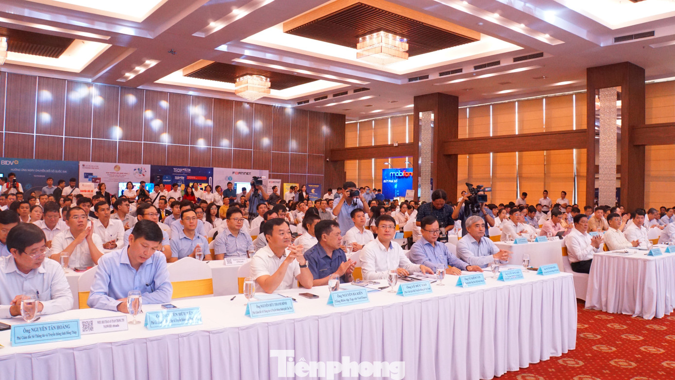 Lãnh đạo thành phố Cần Thơ, Hội Truyền thông số Việt Nam, đại biểu tham dự hội thảo. Ảnh: Hòa Hội