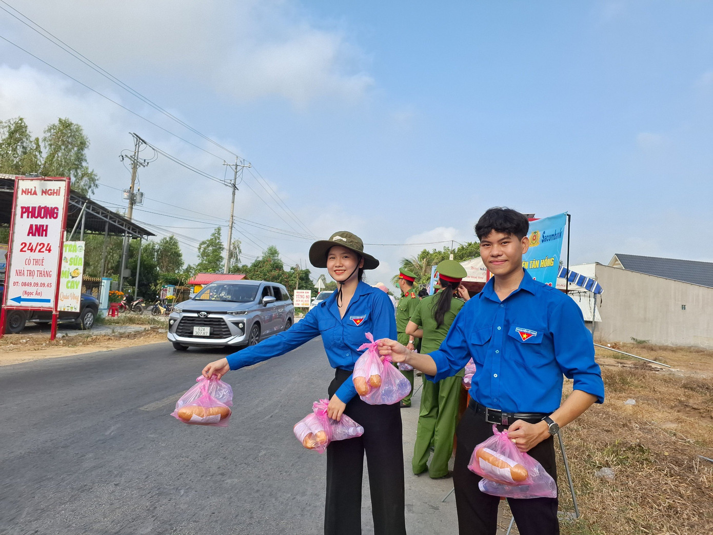 Ngày 6/2 (nhằm 27 Tết) hàng trăm chiến sĩ công an và đoàn viên thanh niên trên địa bàn tỉnh Đồng Tháp ra bám đường tiếp sức, hỗ trợ nước uống, thức ăn nhanh, mũ bảo hiểm.... giúp những người về quê có thêm niềm vui, động lực để sớm trở về sum họp gia đình, vui xuân đón Tết.