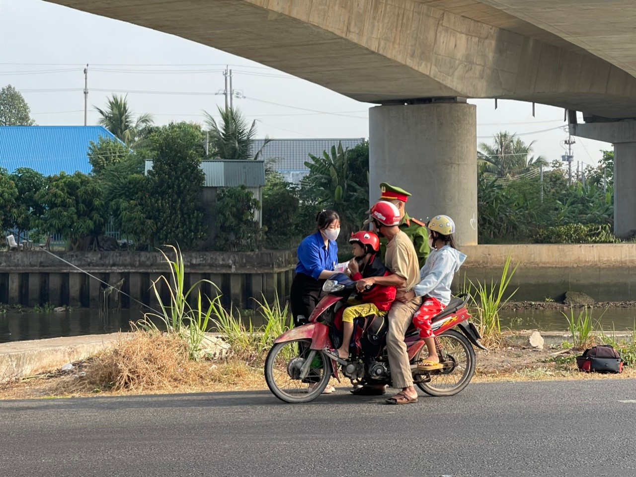 Món quà tuy nhỏ nhưng là tấm lòng của anh em cán bộ chiến sĩ, đoàn viên thanh niên, mạnh thường quân nhằm chia sẻ cùng bà con sau một năm mưu sinh vất vả và mong muốn mọi người đón Tết vui vẻ, an toàn".