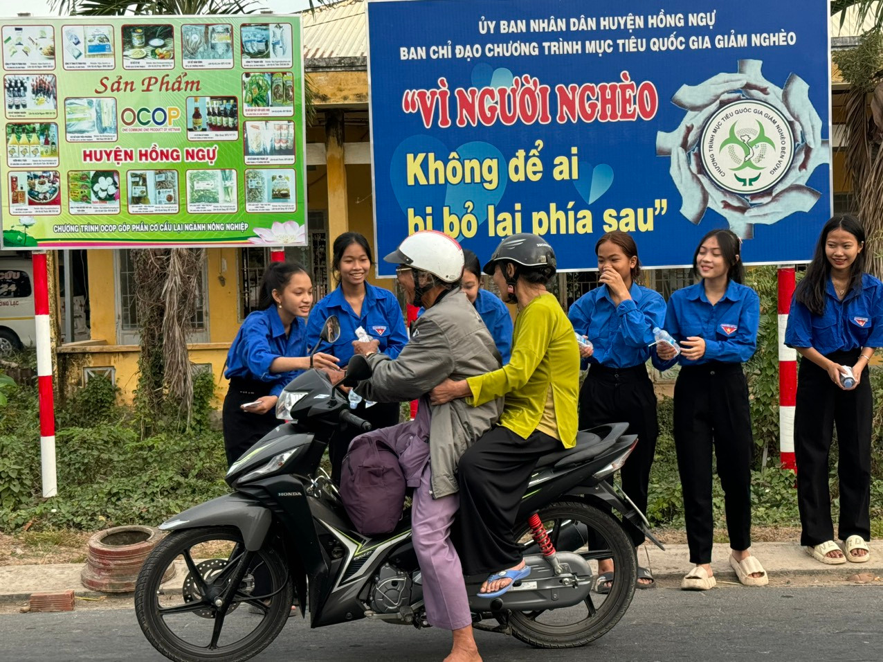 Các bạn ĐVTN trao tặng nước suối cho cụ già đi đường.