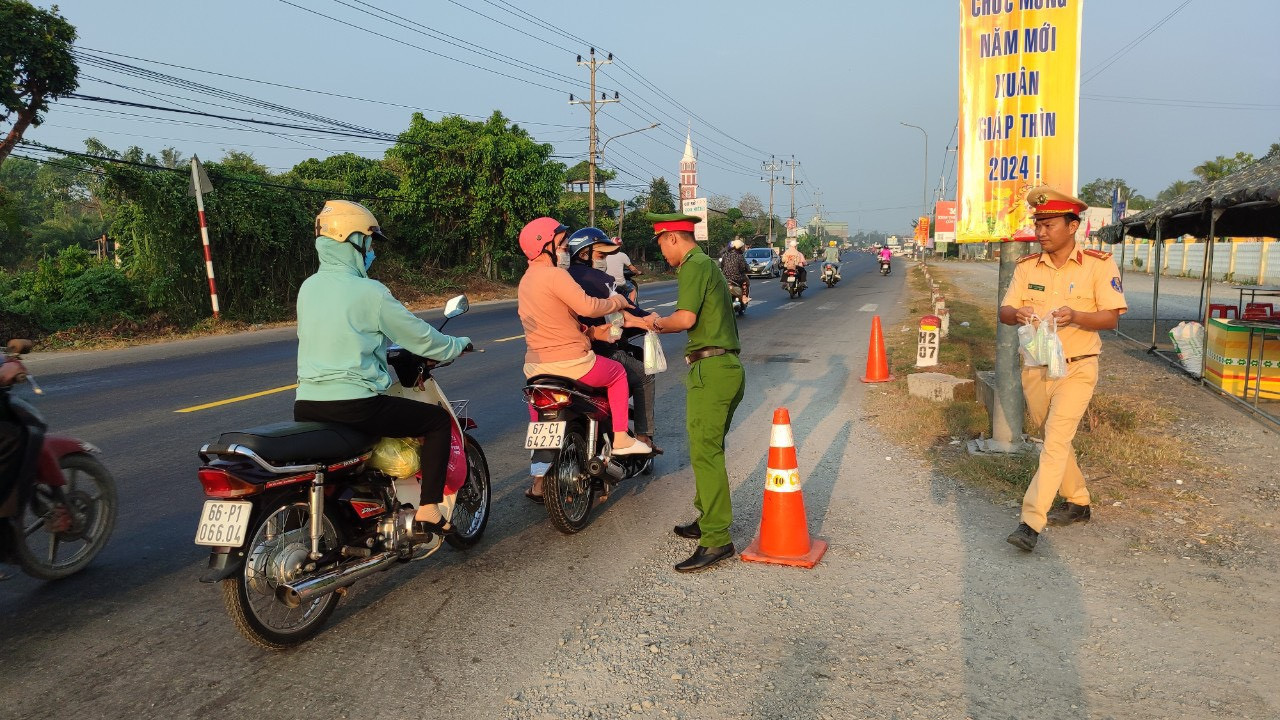 Công an tỉnh Đồng Tháp triển khai hoạt động nhằm chia sẻ, giúp bà con trên đường về quê đón Tết đỡ vất vả.