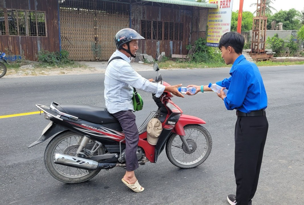 Những chai nước suối được các bạn áo xanh tình nguyện tiếp sức người dân.