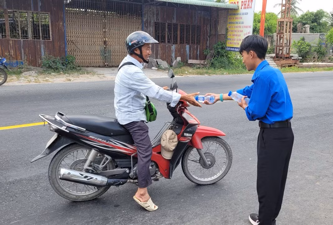 Những chai nước suối được các bạn áo xanh tình nguyện tiếp sức người dân.
