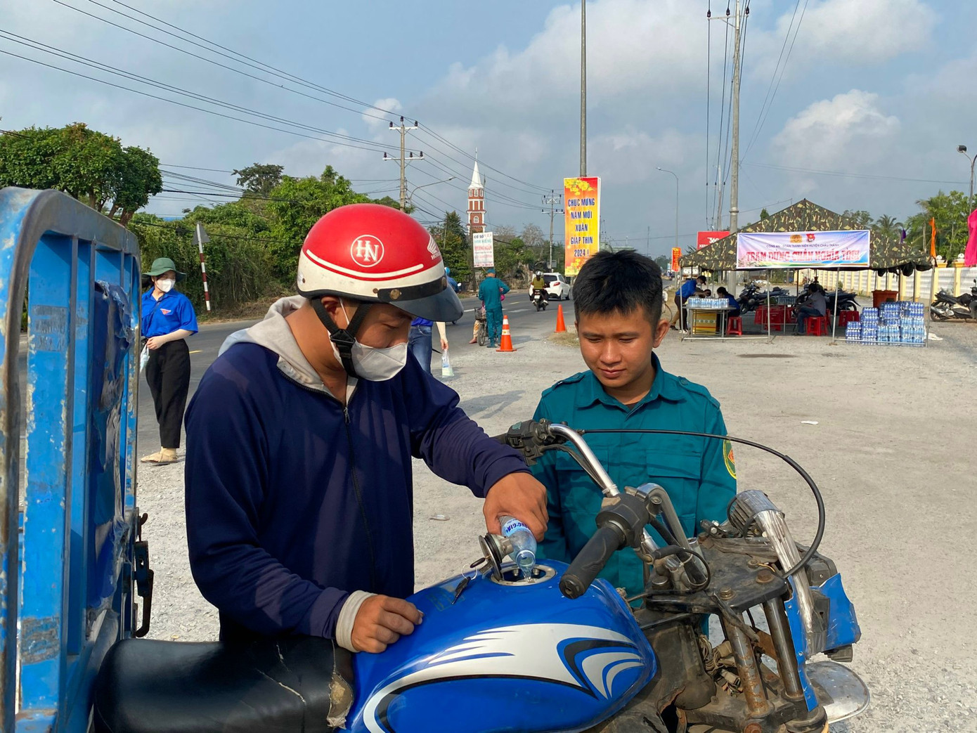 Hỗ trợ xăng miễn phí cho người về quê.