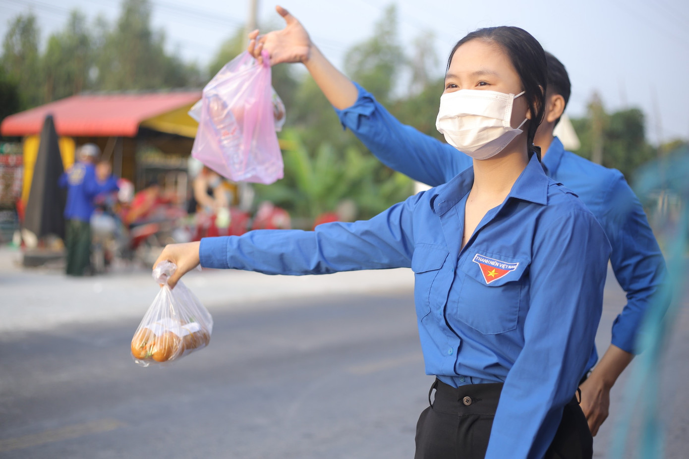 Các bạn đoàn viên thanh niên háo hức trao tặng những phần suất ăn nhanh giúp bà con có sức khỏe trở trên đường về quê đón Tết cùng gia đình.