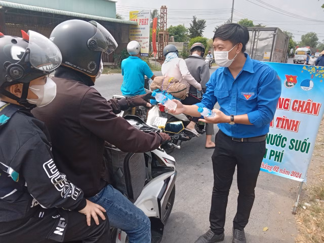 Đây là hoạt động nhằm chia sẻ, tiếp sức cho người dân từ TP.HCM, Bình Dương... về quê đón Tết do Đoàn thanh niên Công an tỉnh Đồng Tháp phát động, phối hợp với Đoàn thanh niên các huyện, Thành Đoàn tổ chức.