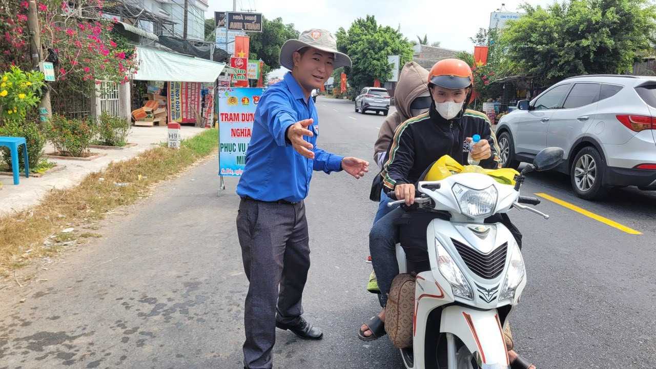 Đoàn viên thanh niên hướng dẫn bà con.