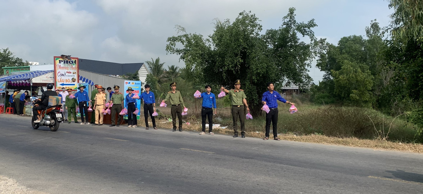 Đoàn viên thanh niên, chiến sĩ công an Đồng Tháp hỗ trợ, tiếp sức cho người dân về quê đón Tết.