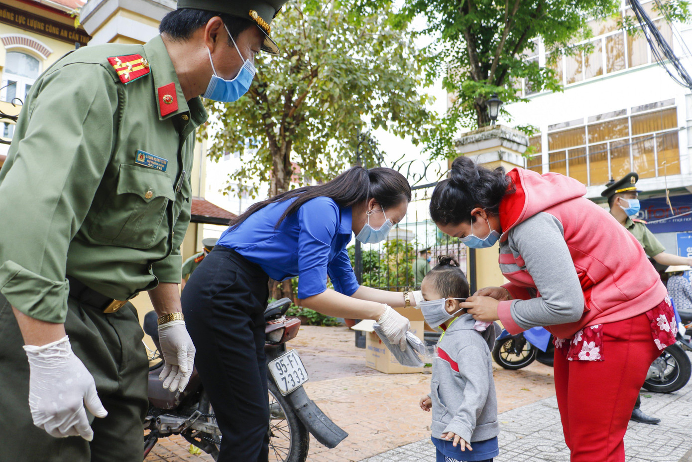 Bạn trẻ tặng khẩu trang cho trẻ em