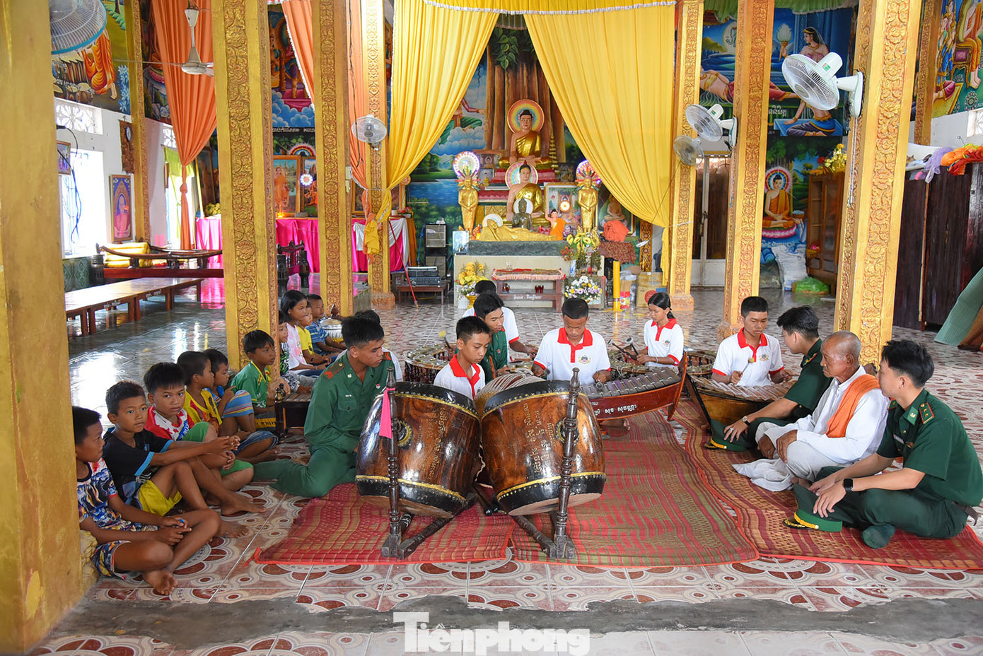 Trẻ em chơi nhạc ngũ âm tại chùa Tà Ngáo. Ảnh: Hòa Hội.