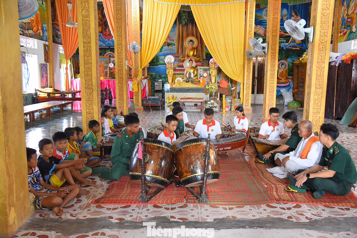 Trẻ em chơi nhạc ngũ âm tại chùa Tà Ngáo. Ảnh: Hòa Hội.