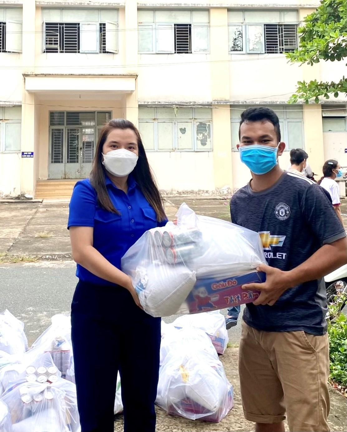 Chị Nguyễn Phượng Thư, Phó chủ tịch Hội LHTN Việt Nam tỉnh An Giang tặng quà cho sinh viên Campuchia. - Ảnh: TĐAG