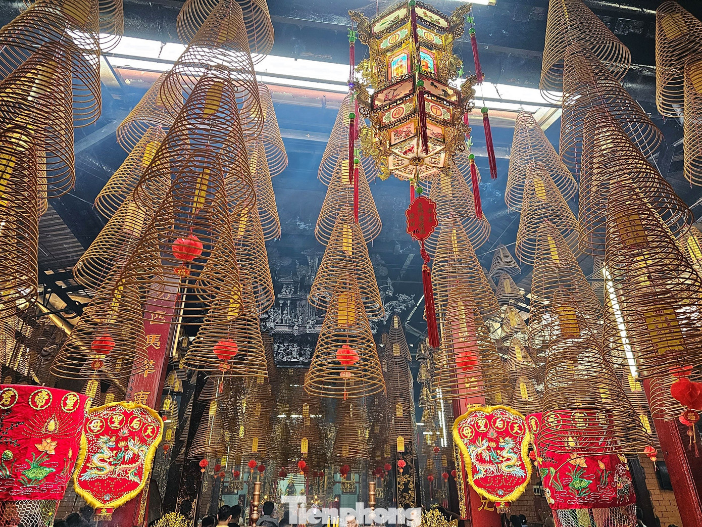 Các vòng nhang có thời gian đốt kéo dài trong 72 giờ, được những thành viên trông coi chùa Ông luân phiên thay đổi liên tục cả ngày lẫn đêm để duy trì ngôi chùa lúc nào cũng nghi ngút nhang khói. Cũng vì thế mà phật tử đến viếng nhận thấy những vòng nhang trong chùa Ông dường như "không bao giờ tắt". Ảnh: Hòa Hội