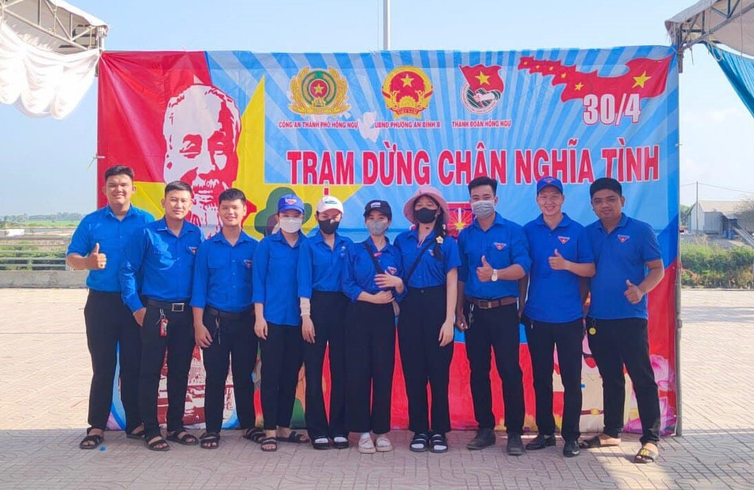 Anh Lê Hoàng Quyết - Phó Bí thư Tỉnh Đoàn Đồng Tháp cho biết, mô hình này được triển khai trên địa bàn tỉnh nhiều năm, nhằm phát huy vai trò xung kích, tình nguyện cùng tinh thần tương thân, tương ái của đoàn viên, thanh niên. Thông qua đó lồng ghép các nội dung tuyên truyền về an toàn giao thông giúp người dân về quê đón lễ an toàn, nhất là vào dịp lễ, tết. Ảnh: TĐ ĐT