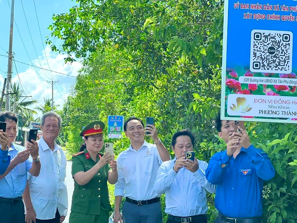 Cán bộ quét mã QR tìm hiểu thông tin tại "Tuyến đường thanh niên chuyển đổi số”. Cán bộ quét mã QR tìm hiểu thông tin tại "Tuyến đường thanh niên chuyển đổi số”.