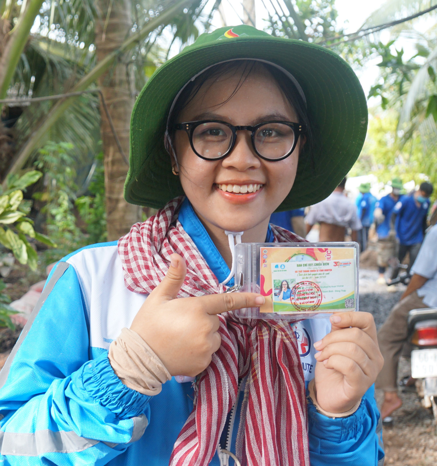 Sinh viên tham gia chiến dịch tình nguyện trên địa bàn tỉnh Đồng Tháp. Ảnh: Hòa Hội