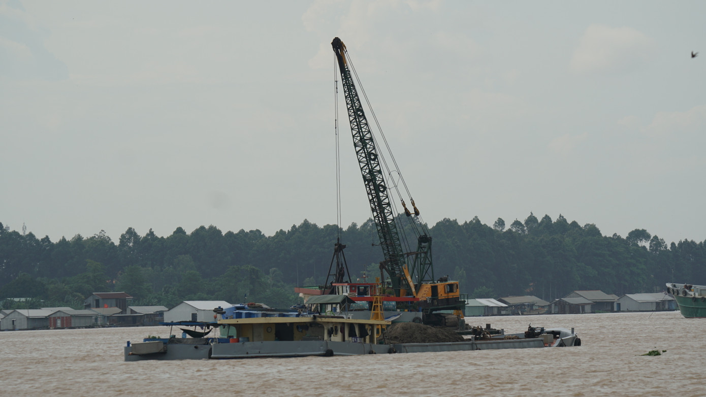 Khai thác cát ở An Giang. Ảnh: Hòa Hội.