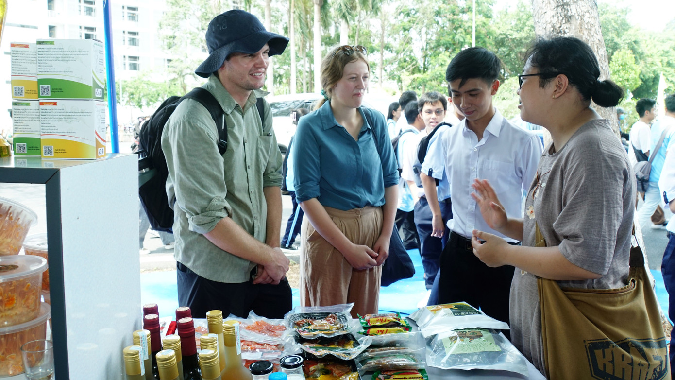 Khách nước ngoài tham quan gian hàng khởi nghiệp của học sinh, sinh viên.