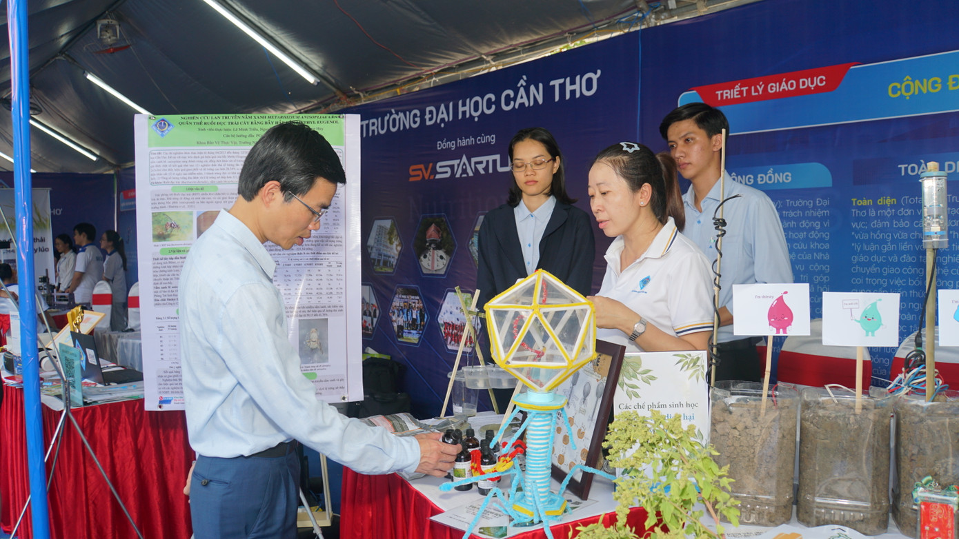 Khách tham quan gian hàng khởi nghiệp. Ảnh: Hòa Hội Khách tham quan gian hàng khởi nghiệp. Ảnh: Hòa Hội