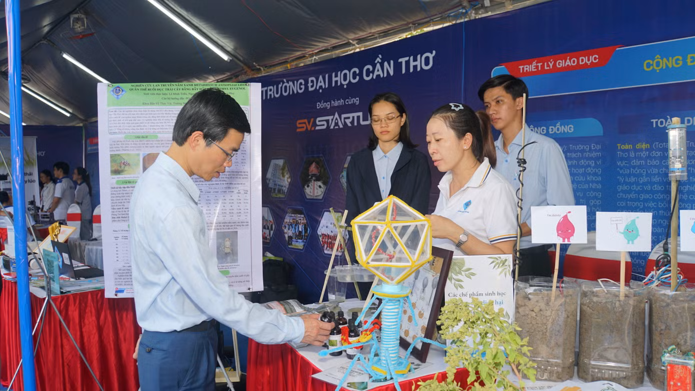Khách tham quan gian hàng khởi nghiệp. Ảnh: Hòa Hội