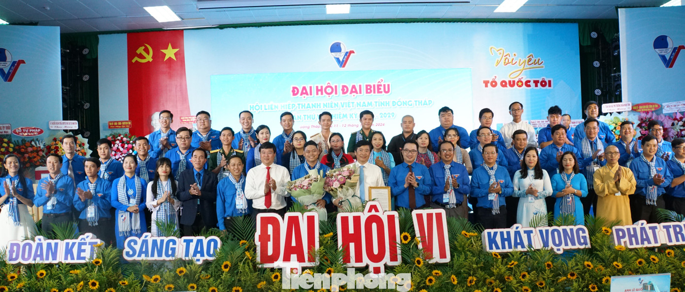 Ủy ban Hội LHTN Việt Nam tỉnh Đồng Tháp khóa VI ra mắt đại hội. Ảnh: Hòa Hội