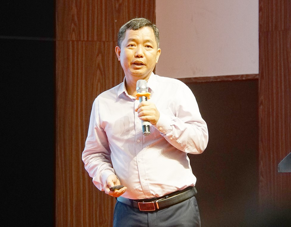 Ông Trần Bá Hoằng - Viện trưởng Viện Khoa học thủy lợi miền Nam trình bày tại hội thảo diễn ra ở TP Cần Thơ. Ông Trần Bá Hoằng - Viện trưởng Viện Khoa học thủy lợi miền Nam trình bày tại hội thảo diễn ra ở TP Cần Thơ.