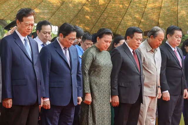 Thủ tướng Phạm Minh Chính cùng các đồng chí lãnh đạo, nguyên lãnh đạo Đảng, Nhà nước và các đại biểu tưởng nhớ đồng chí Huỳnh Tấn Phát.