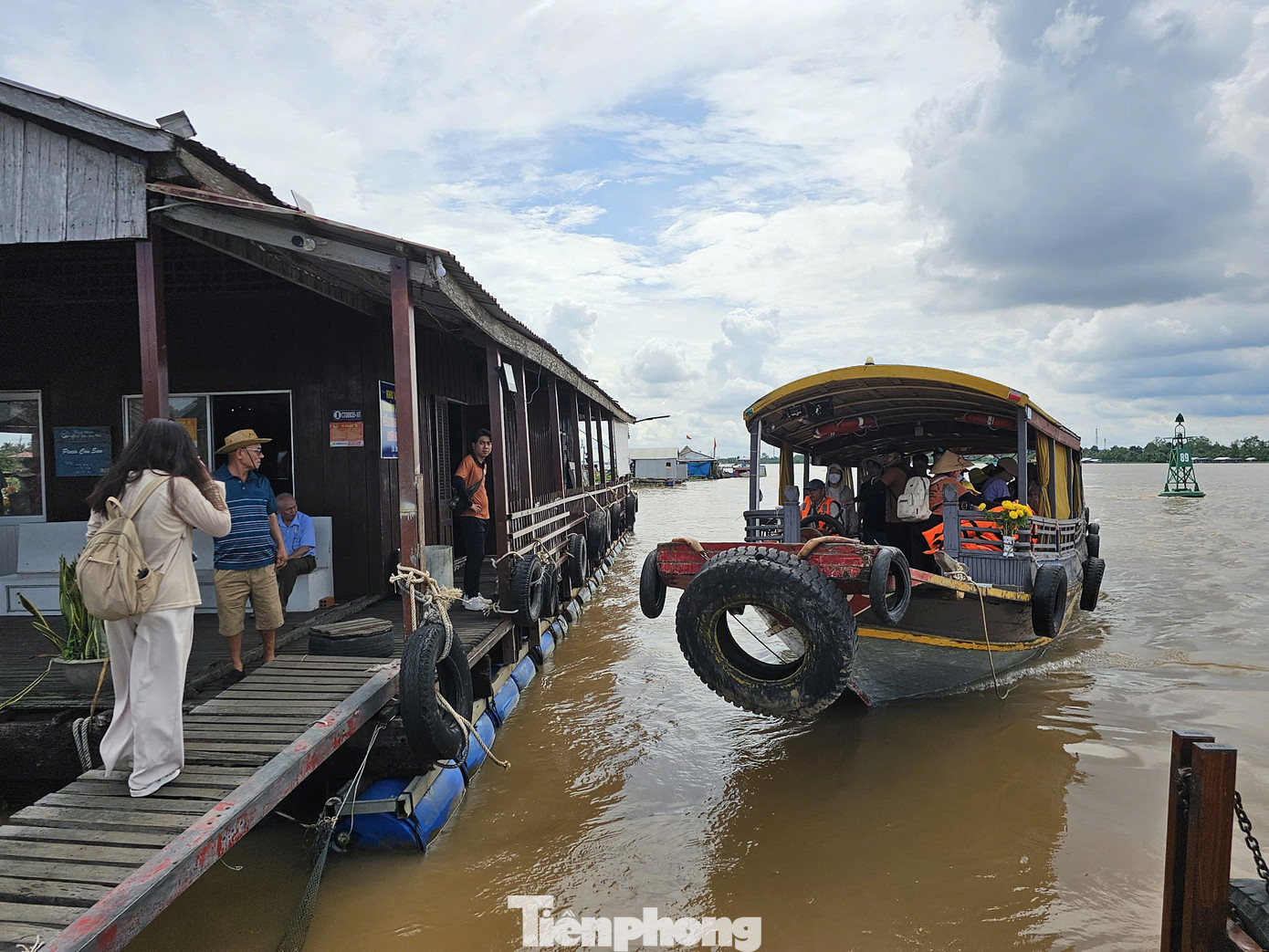 Ý thức sinh tồn biệt lập giữa mênh mông sông nước đã làm cho con người gắn bó, đùm bọc nhau. Ảnh: Hòa Hội. Ý thức sinh tồn biệt lập giữa mênh mông sông nước đã làm cho con người gắn bó, đùm bọc nhau. Ảnh: Hòa Hội.