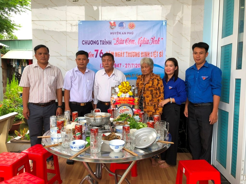 Tuổi trẻ huyện An Phú (An Giang) tổ chức bữa cơm nghĩa tình tri ân gia đình chính sách. Ảnh: TĐ AG Tuổi trẻ huyện An Phú (An Giang) tổ chức bữa cơm nghĩa tình tri ân gia đình chính sách. Ảnh: TĐ AG