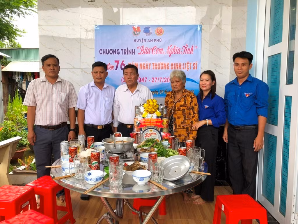 Tuổi trẻ huyện An Phú (An Giang) tổ chức bữa cơm nghĩa tình tri ân gia đình chính sách. Ảnh: TĐ AG