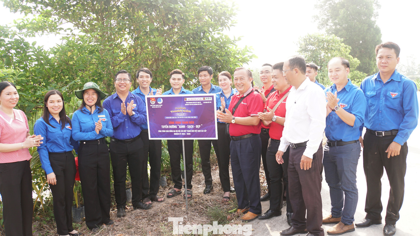 Khánh thành tuyến đường Xanh - sạch - đẹp tại xã Trung Hưng, huyện Cờ Đỏ, TP Cần Thơ. Ảnh: Hòa Hội